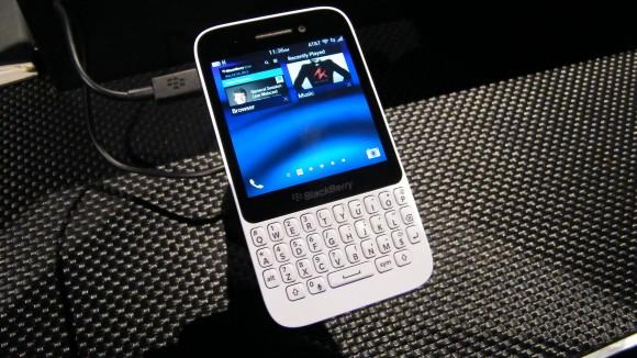 BlackBerry Q5 smartphone QWERTY sang gia