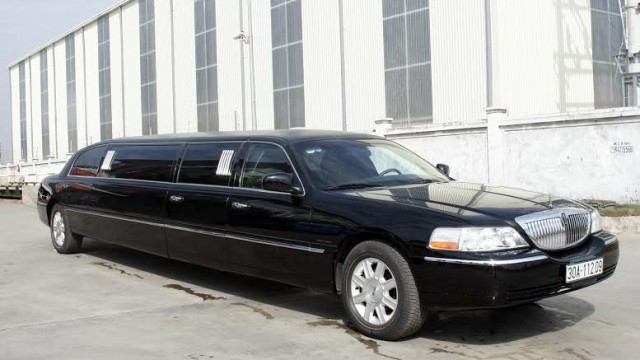 Cho thue xe cuoi Lincoln Limousine sang trong