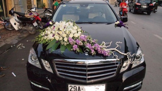 Cho thue xe cuoi Mercedes E250 sang trong