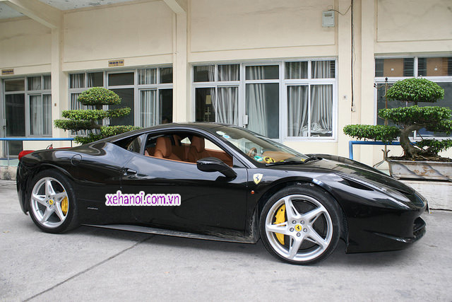 Cho thue xe Ferrari 458 Italia den tai Ha Noi