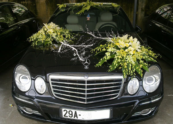 Cho thue xe Mercedes E300 lich lam tai Ha Noi