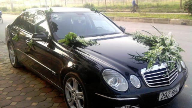 Cho thue xe Mercedes E300 lich lam tai Ha Noi