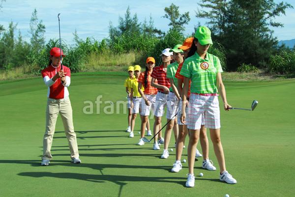 Cung ngam Hoa Hau Viet Nam choi golf