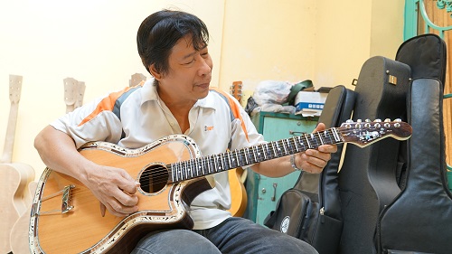 Nghe nhan nua the ky lam dan guitar