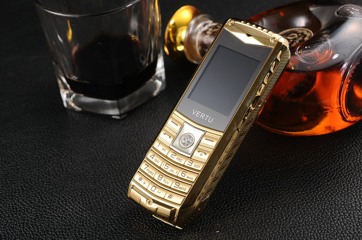 Dien thoai 3 sim Vertu V8 pin sieu khung sac cho may khac