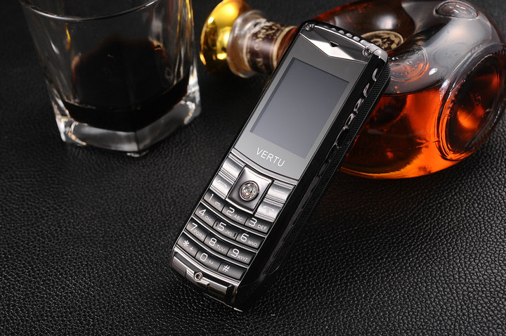 Dien thoai 3 sim Vertu V8 pin sieu khung sac cho may khac