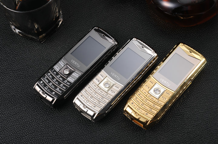 Dien thoai 3 sim Vertu V8 pin sieu khung sac cho may khac