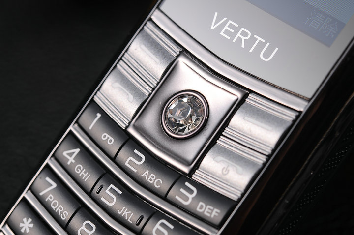 Dien thoai 3 sim Vertu V8 pin sieu khung sac cho may khac