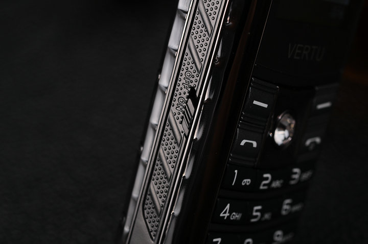 Dien thoai 3 sim Vertu V8 pin sieu khung sac cho may khac